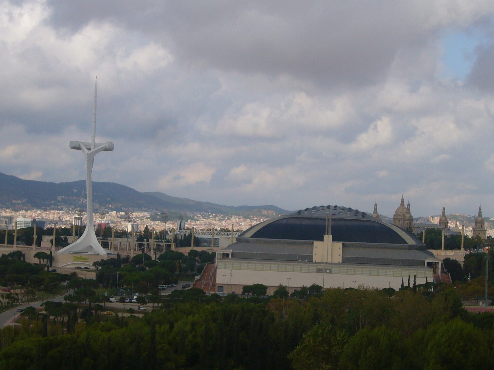 Torre Calatrava i Palau Sant Jordi, vistos des del mirador de migdia a la sortida del cementiri de Montjuïc
