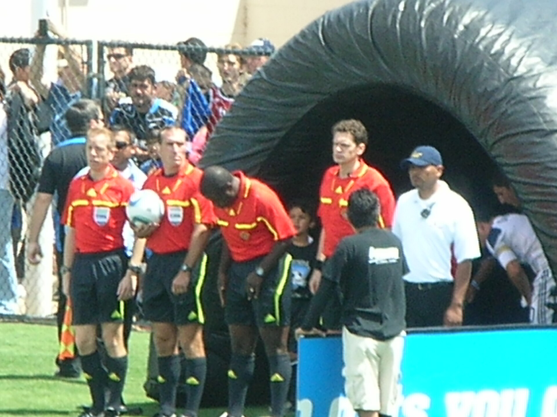 Un equipo arbitral de fútbol