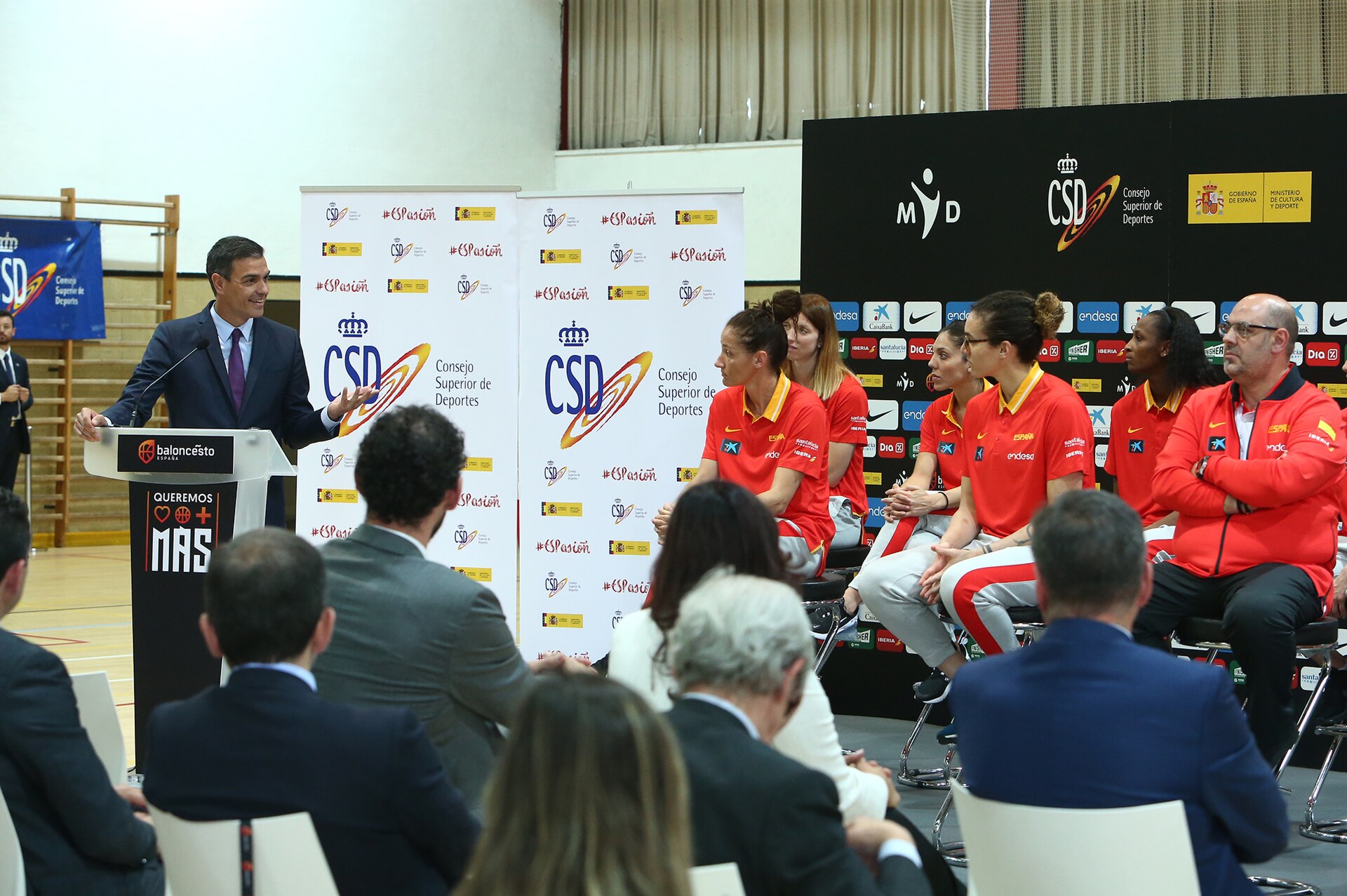 El presidente del Gobierno en funciones, Pedro Sánchez, se dirige, durante su intervención, a las jugadoras de la selección