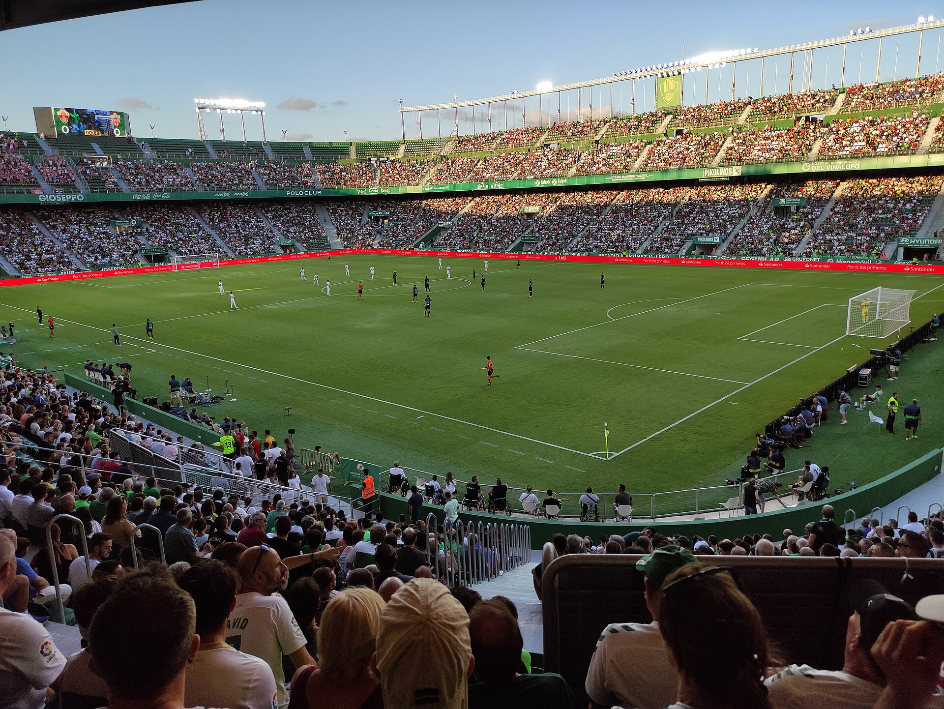 Vista interior del Estadio Martínez Valero en el primer partido del centenario del Elche.