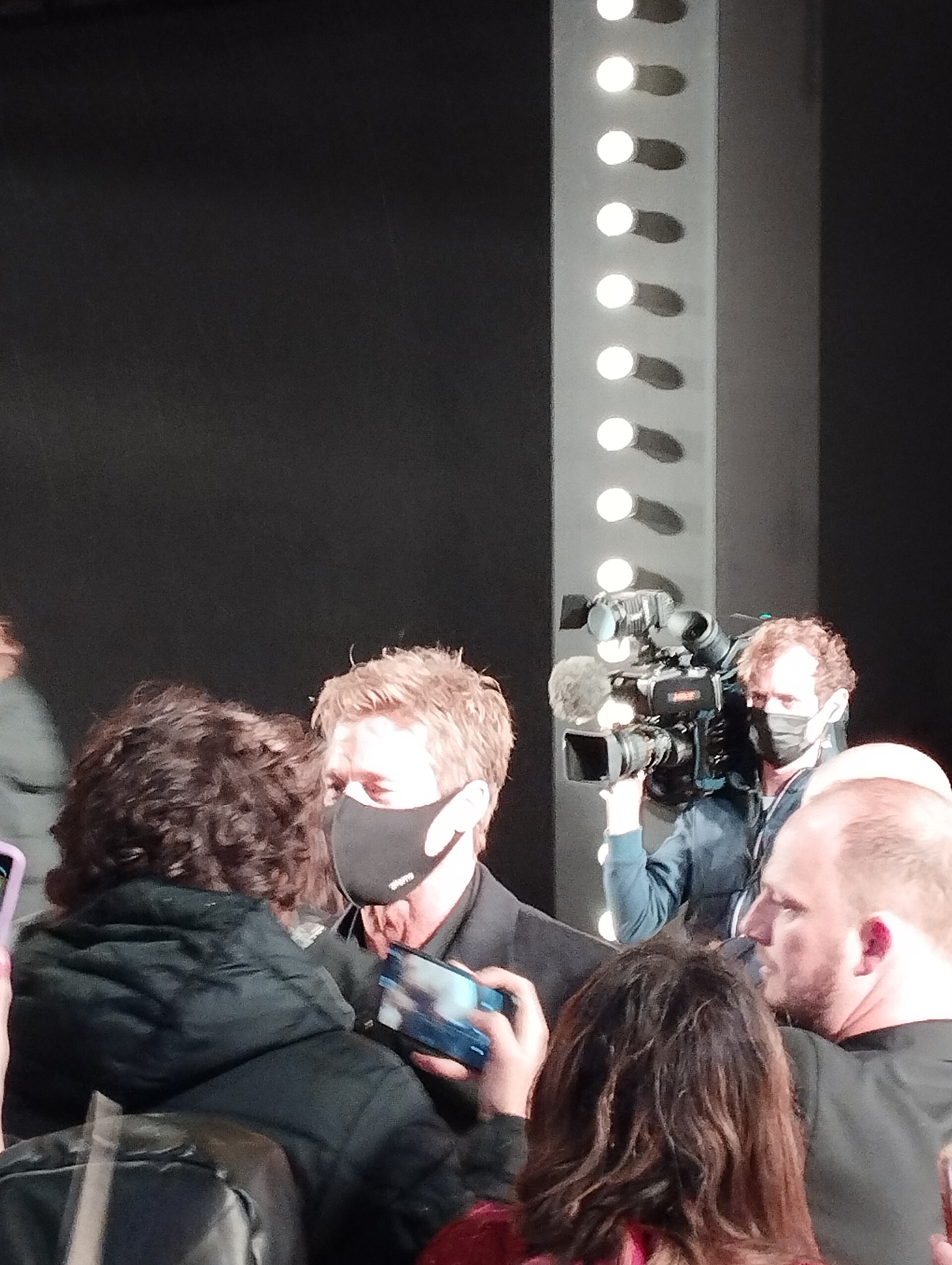 Brad Pitt signant quelques autographes devant le Grand Rex avant la projection en avant-première de "Babylon".