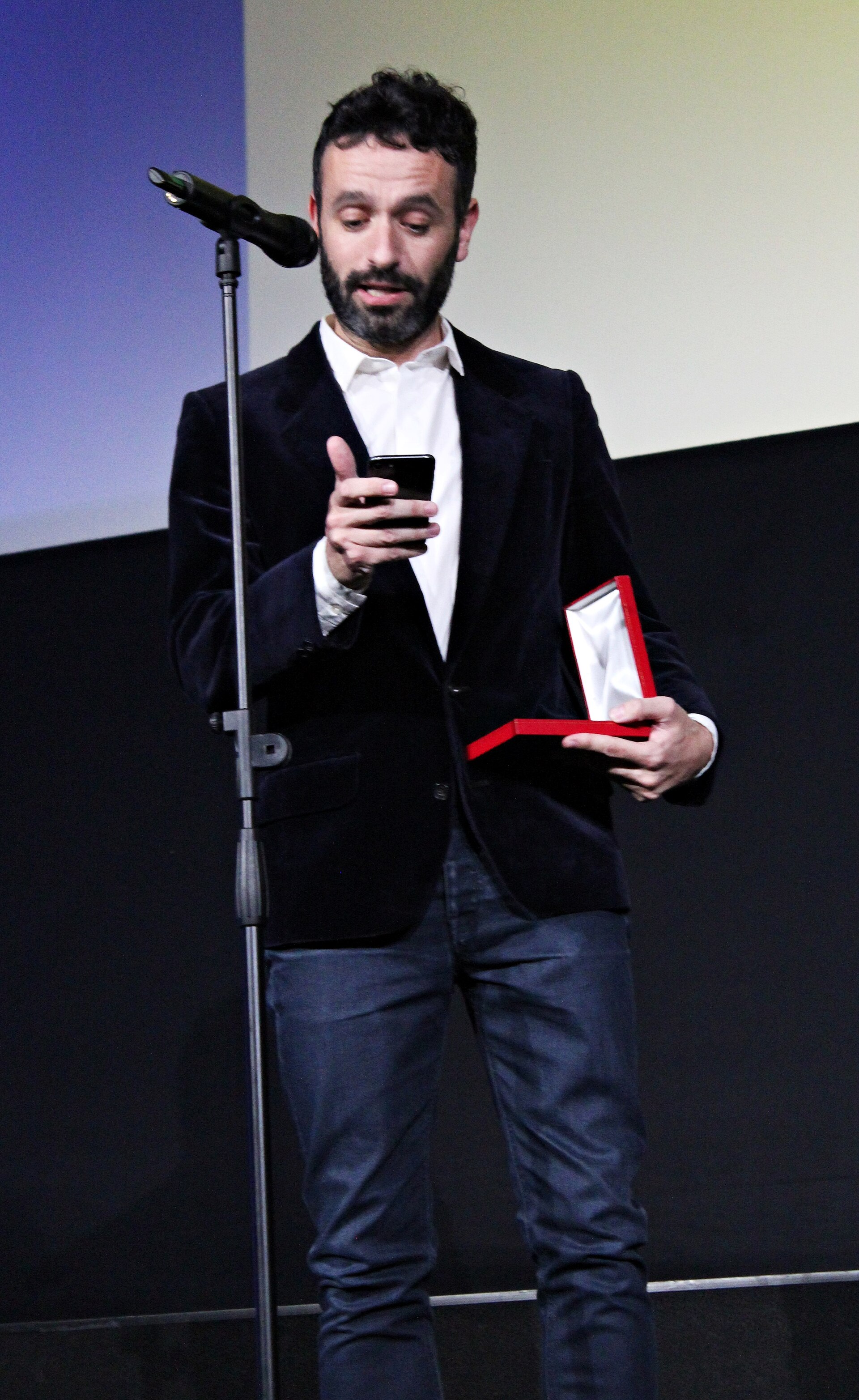 El cineasta español Rodrigo Sorogoyen lee el mensaje de agradecimiento del actor Luis Zahera por haber recibido la Medalla del Círculo de Escritores Cinematográficos al mejor actor