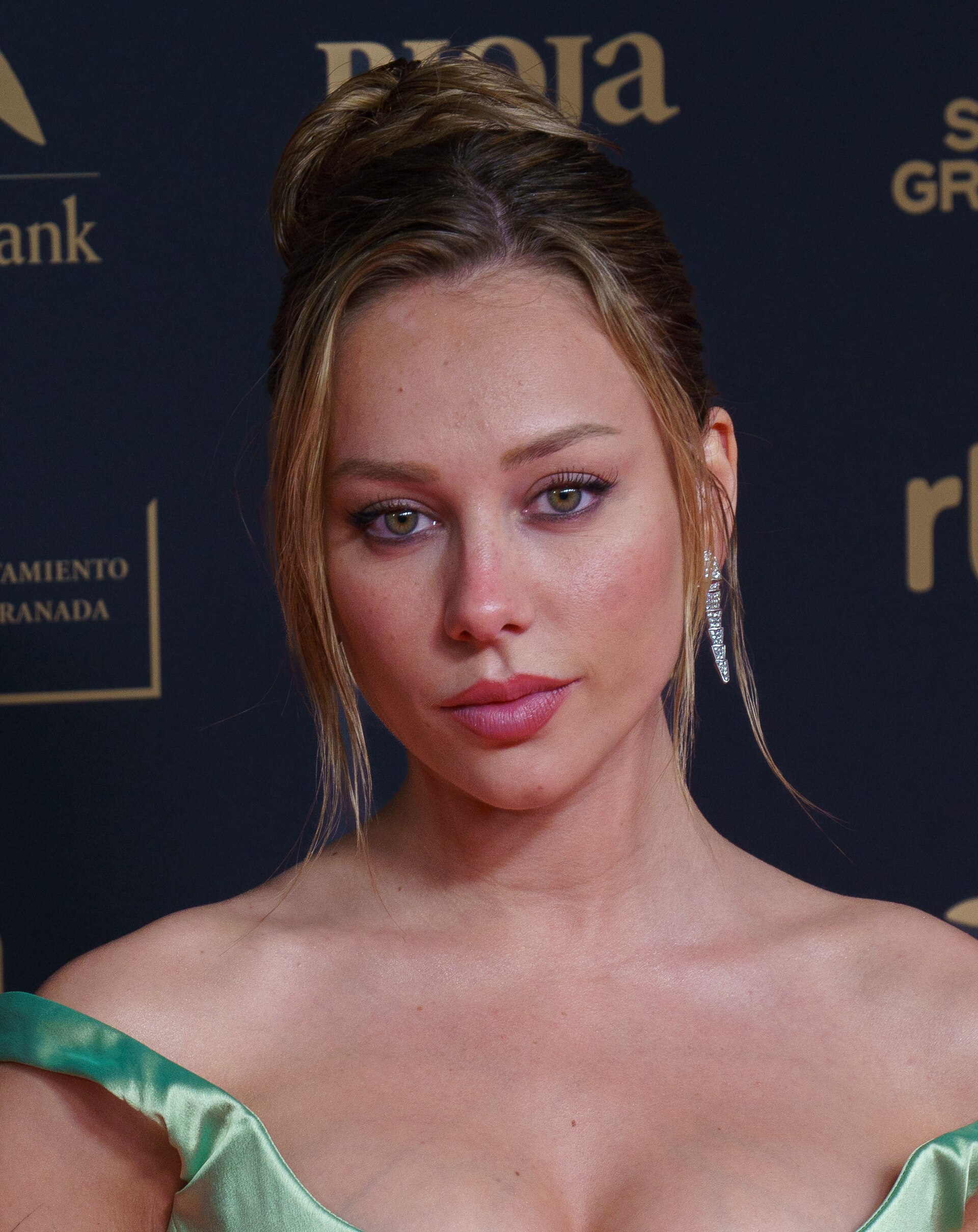 Ester Expósito en la alfombra roja de los Premios Goya celebrados en Granada en 2025