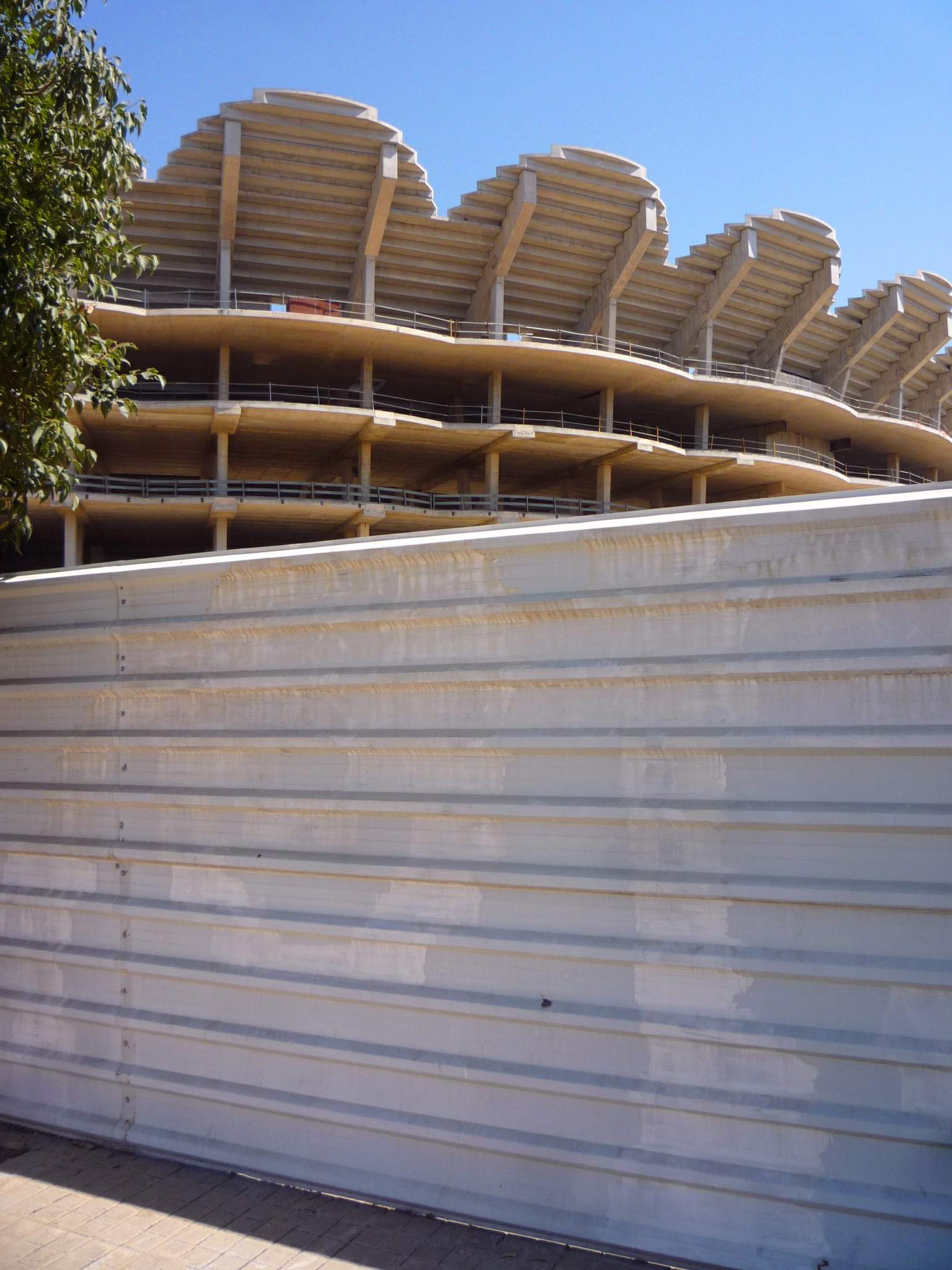 El estadio Nou Mestalla, abandonado a medio construir desde el año 2009, en Valencia (¡dónde, si no!)
