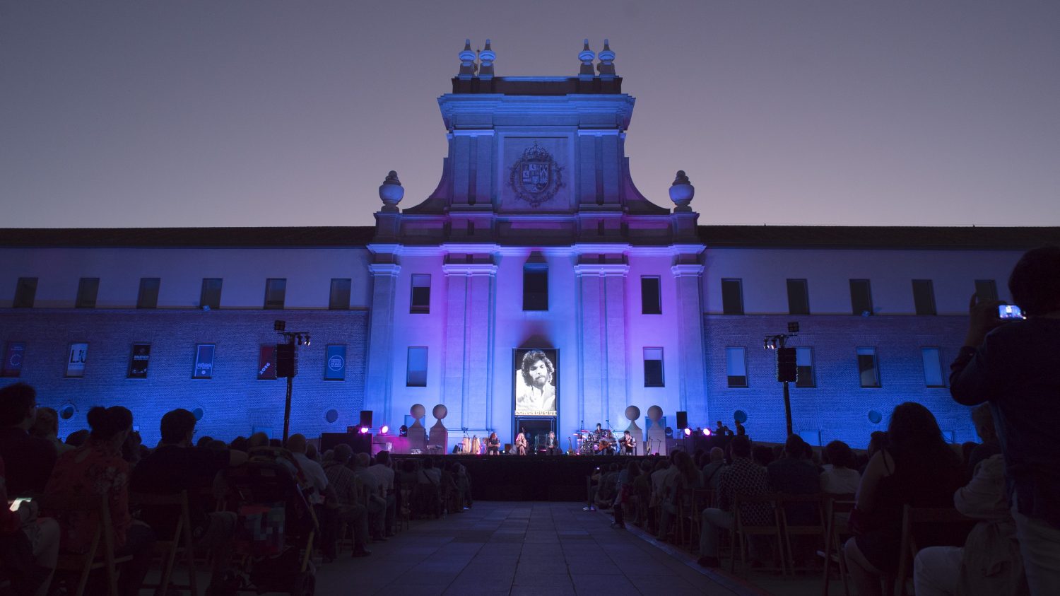 Lleno absoluto en el homenaje al mítico cantaor gitano José Monje Cruz, más conocido como Camarón de la Isla (1950 – 1992), celebrado ayer domingo 2 de julio. El calor del público,