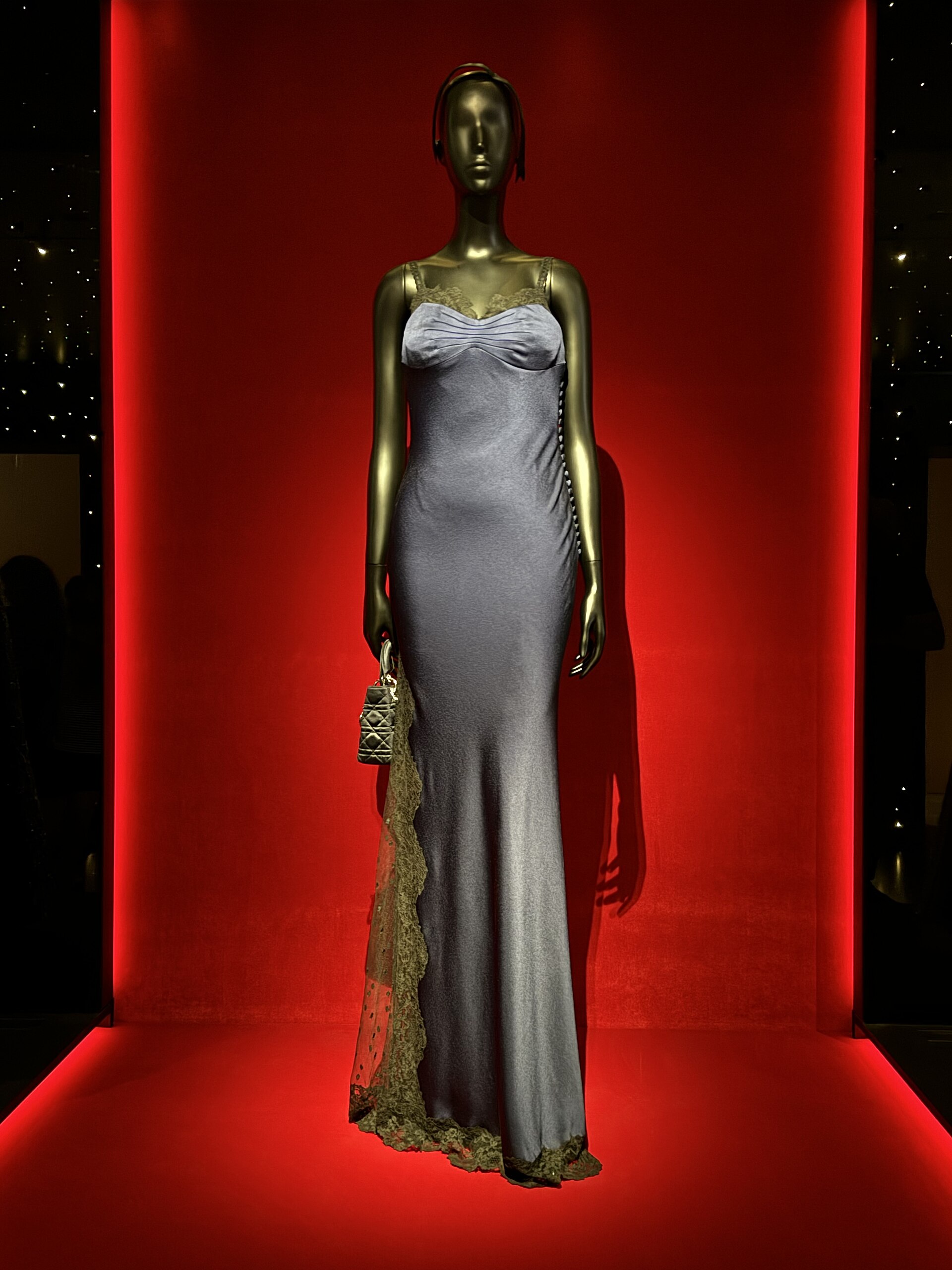 La robe est exposée à La Galerie Dior, à Paris.