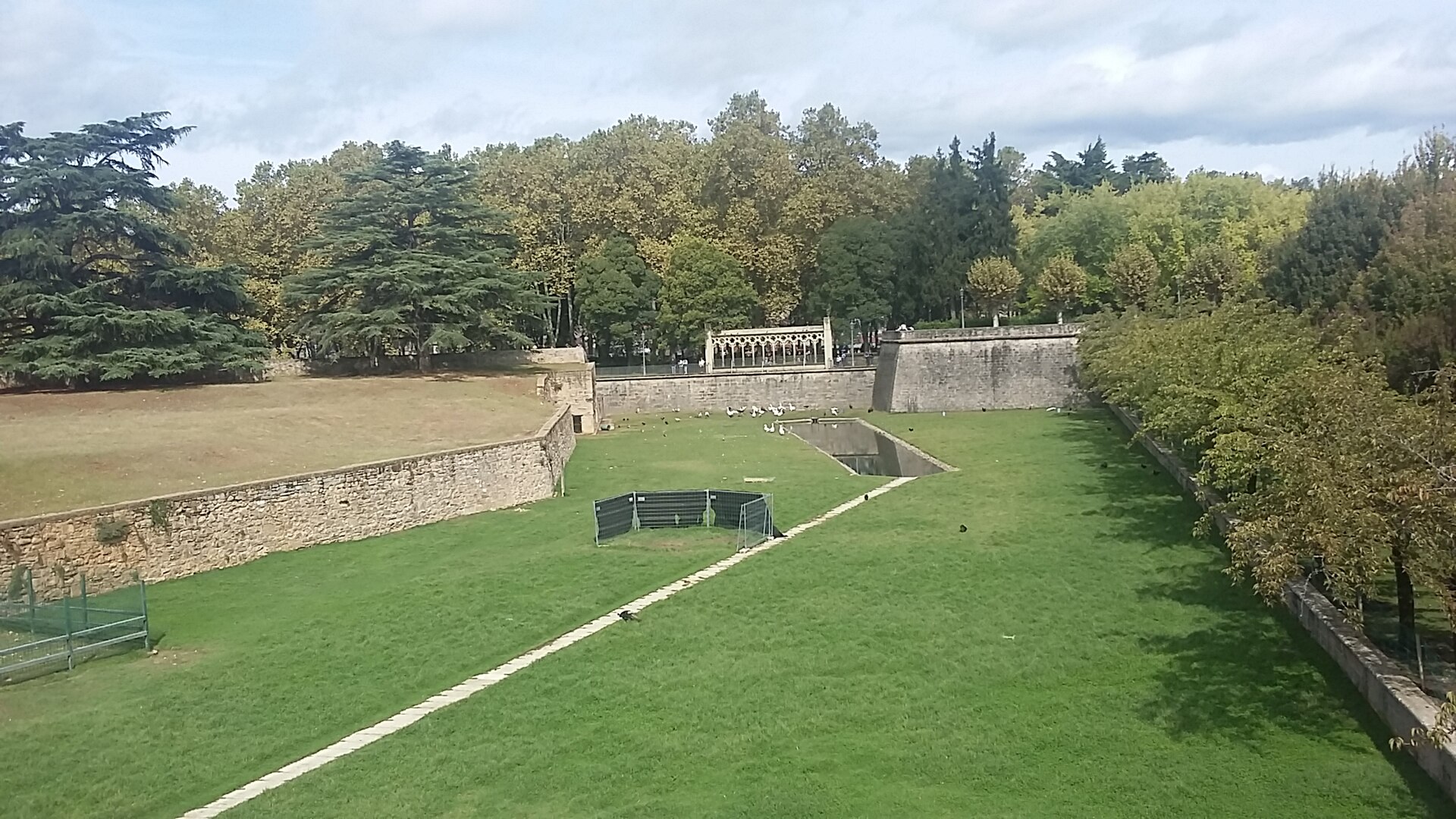 Foso de las murallas a la derecha Jardín de La Taconera, a la izquierda revellín de San Roque