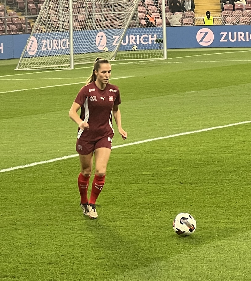 Lia Wälti warming up before Switzerland v France in Geneva on October 29, 2024.