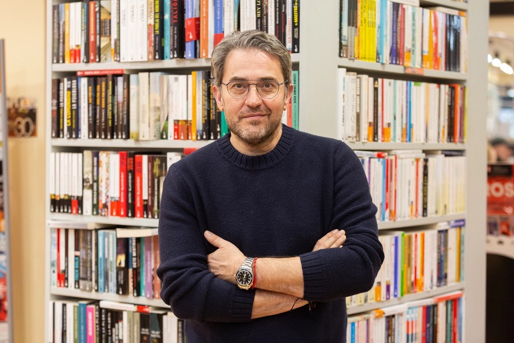 El periodista y escrito Máximo Huerta en una librería