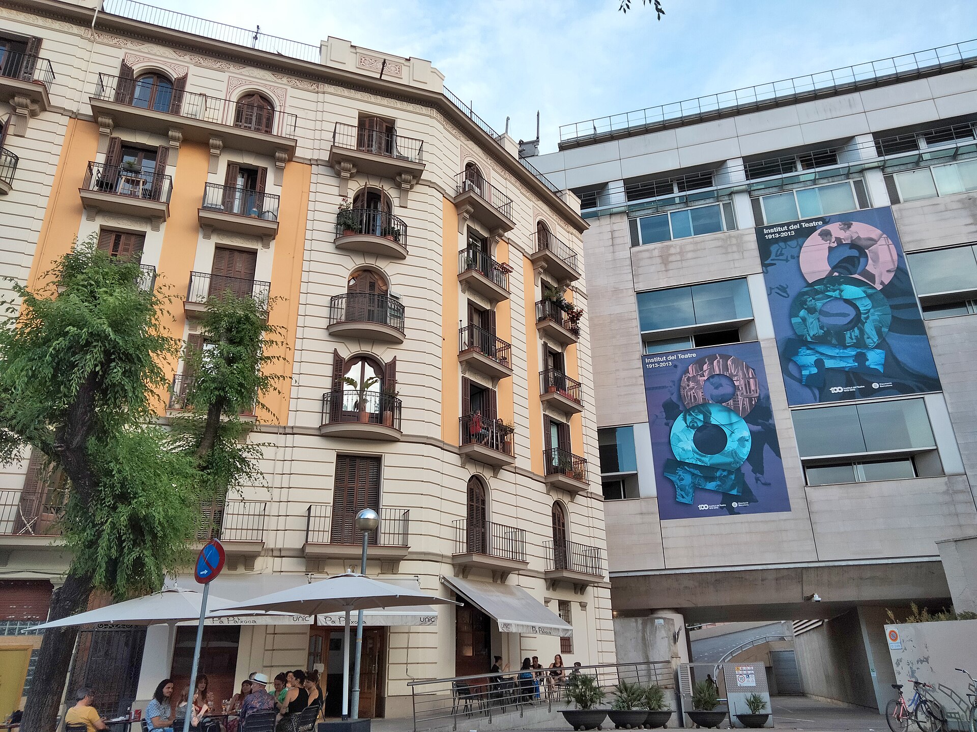 Edifici al c. França Xica, 17 i façana nord de l'Institut del Teatre (Barcelona)