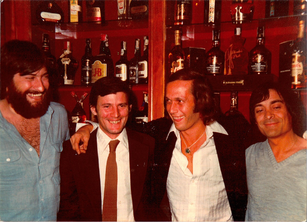 Fotografía tomada al compositor y guitarrista español Paco de Lucia, durante una de sus muchas visitas a Argentina efectuada a finales de los años 70, en el JM Café de Buenos Aires
