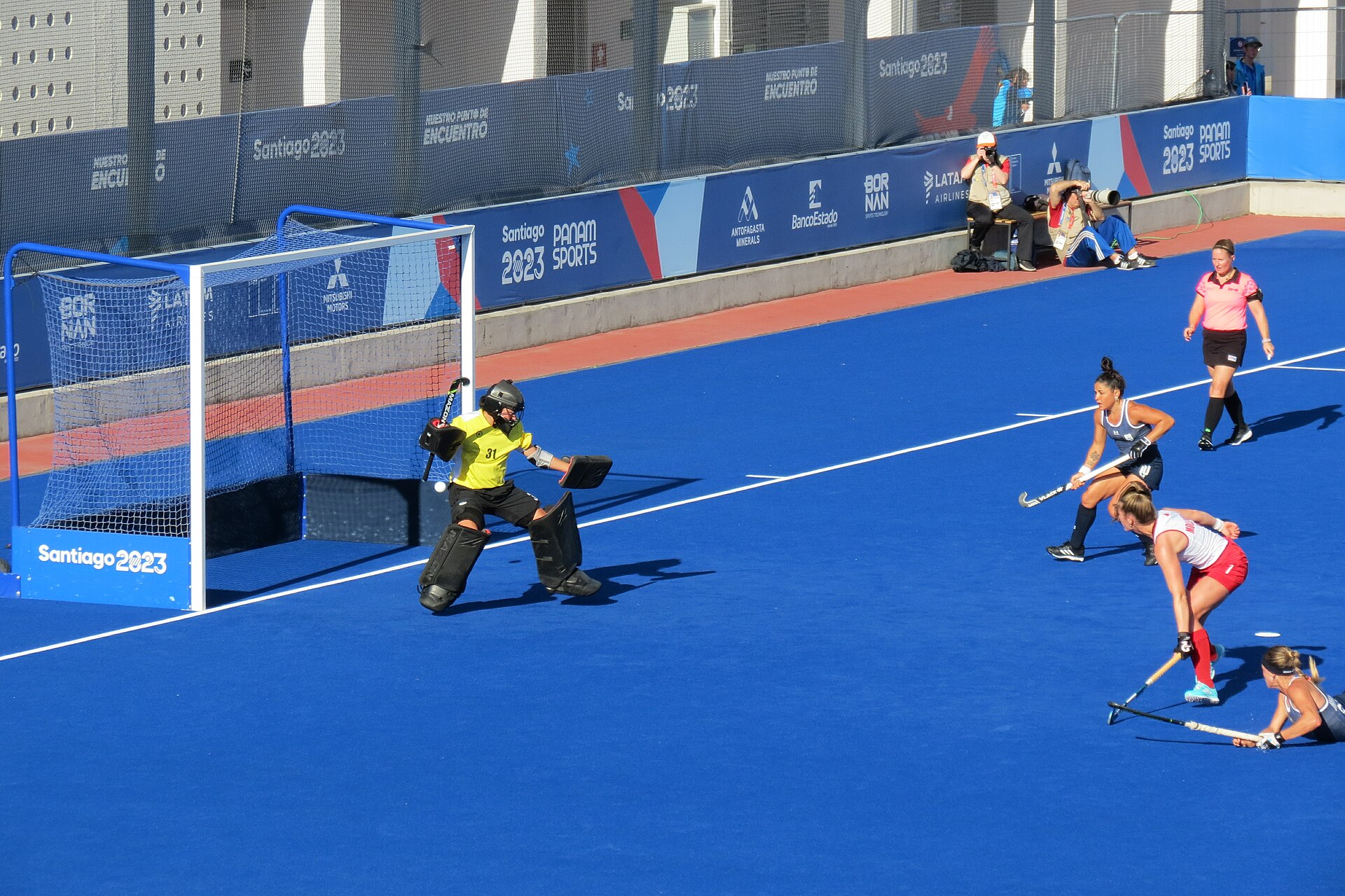 Un partido de hockey hierba femenino