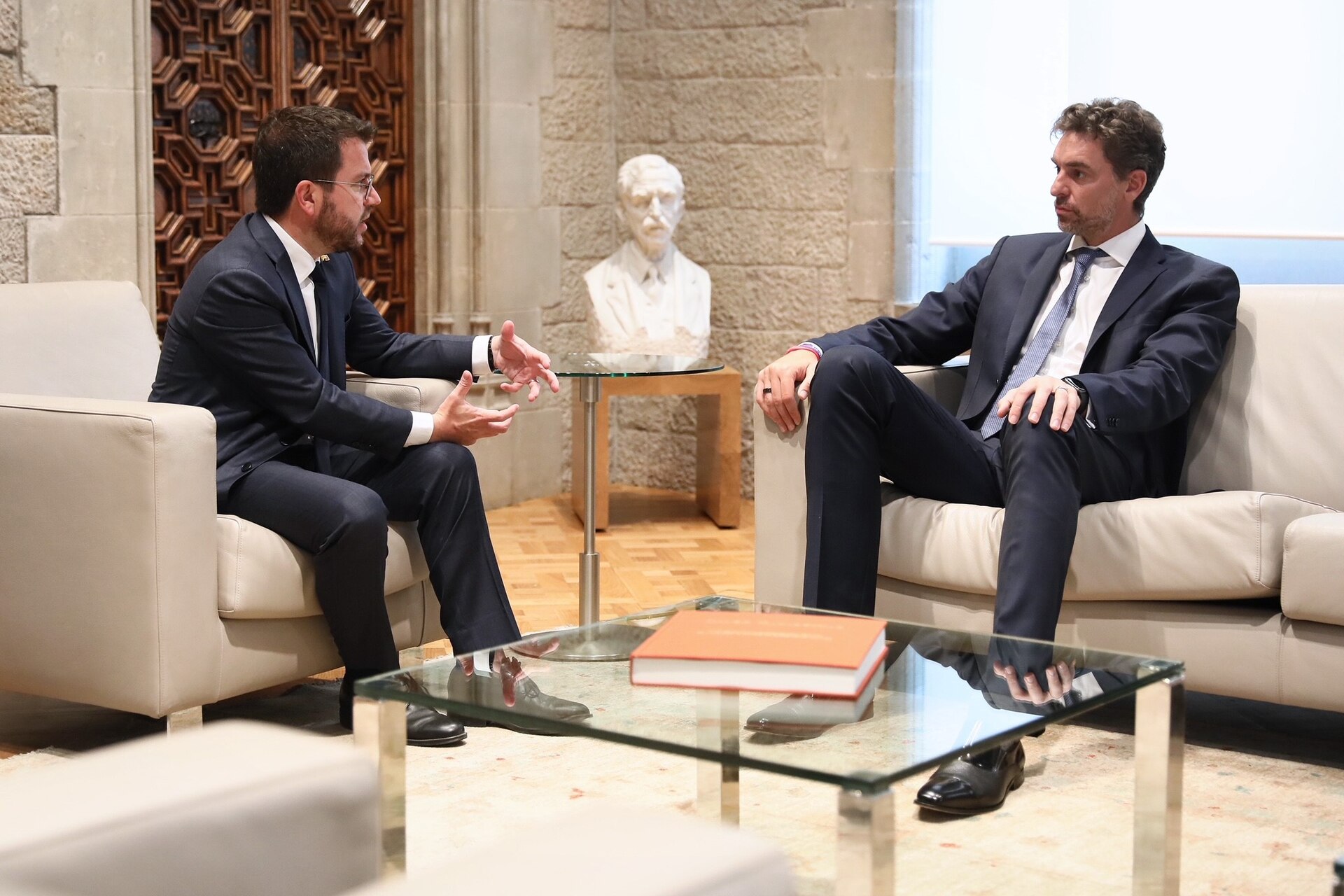 El president de la Generalitat, Pere Aragonès, ha lliurat aquesta tarda la Creu de Sant Jordi a Pau Gasol, de qui ha destacat que “és un referent pels seus èxits esportius, però ta