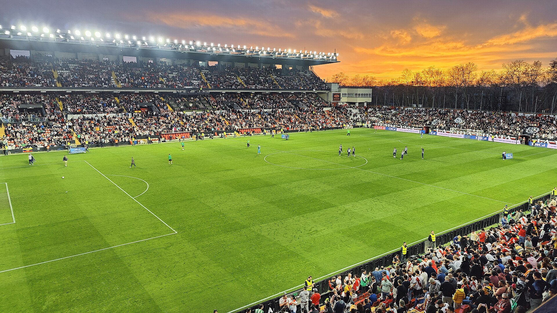Campo de fútbol de Vallecas en el descanso del partido de Liga Rayo Vallecano-Real Betis (temporada 2023-24).