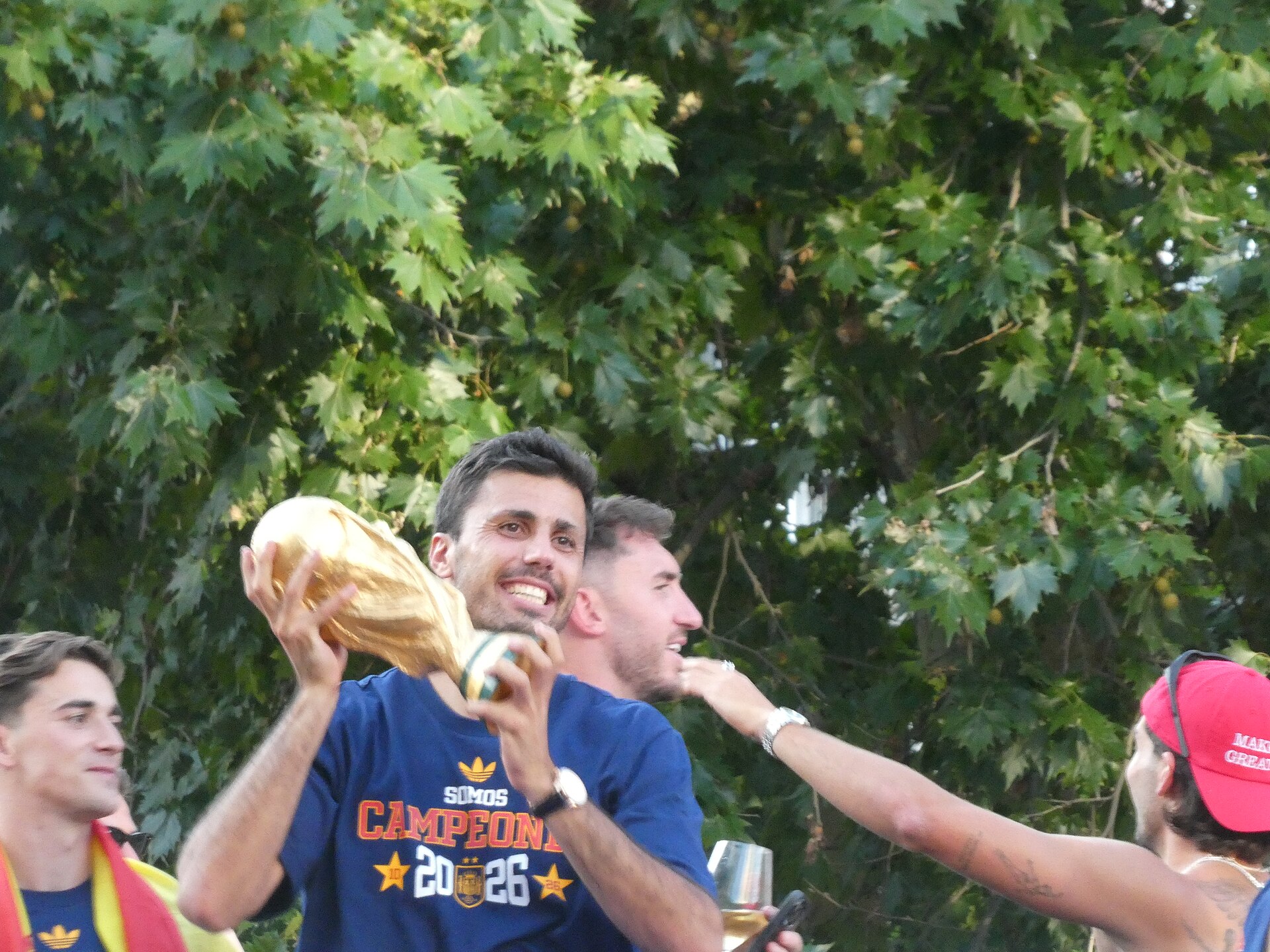 Por las calles de Madrid, en autobús descubierto, celebrando ganar la Copa Mundial de Fútbol de 2026. España levantando su 2° título de la FWC. Segunda estrella de España. Rodri He