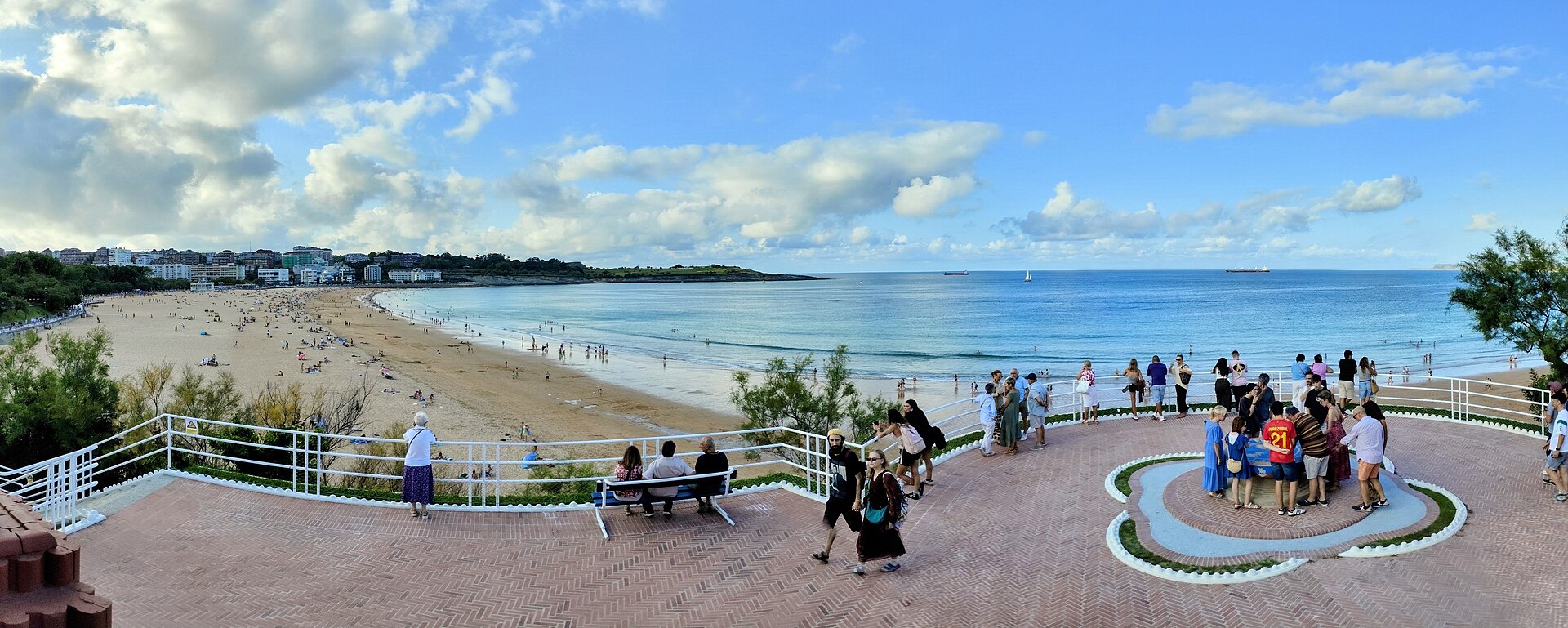 Panorámica del abra de El Sardinero vista desde los Jardines de Piquío, en la ciudad de Santander (España), una amplia ensenada abierta al mar Cantábrico situada frente a la zona c