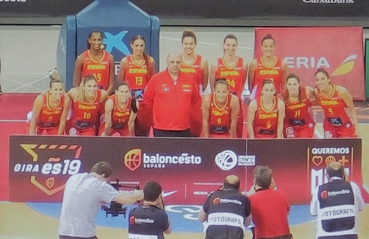 Foto en familia de la selección española de baloncesto femenina, camino al Eurobasket 2019.
