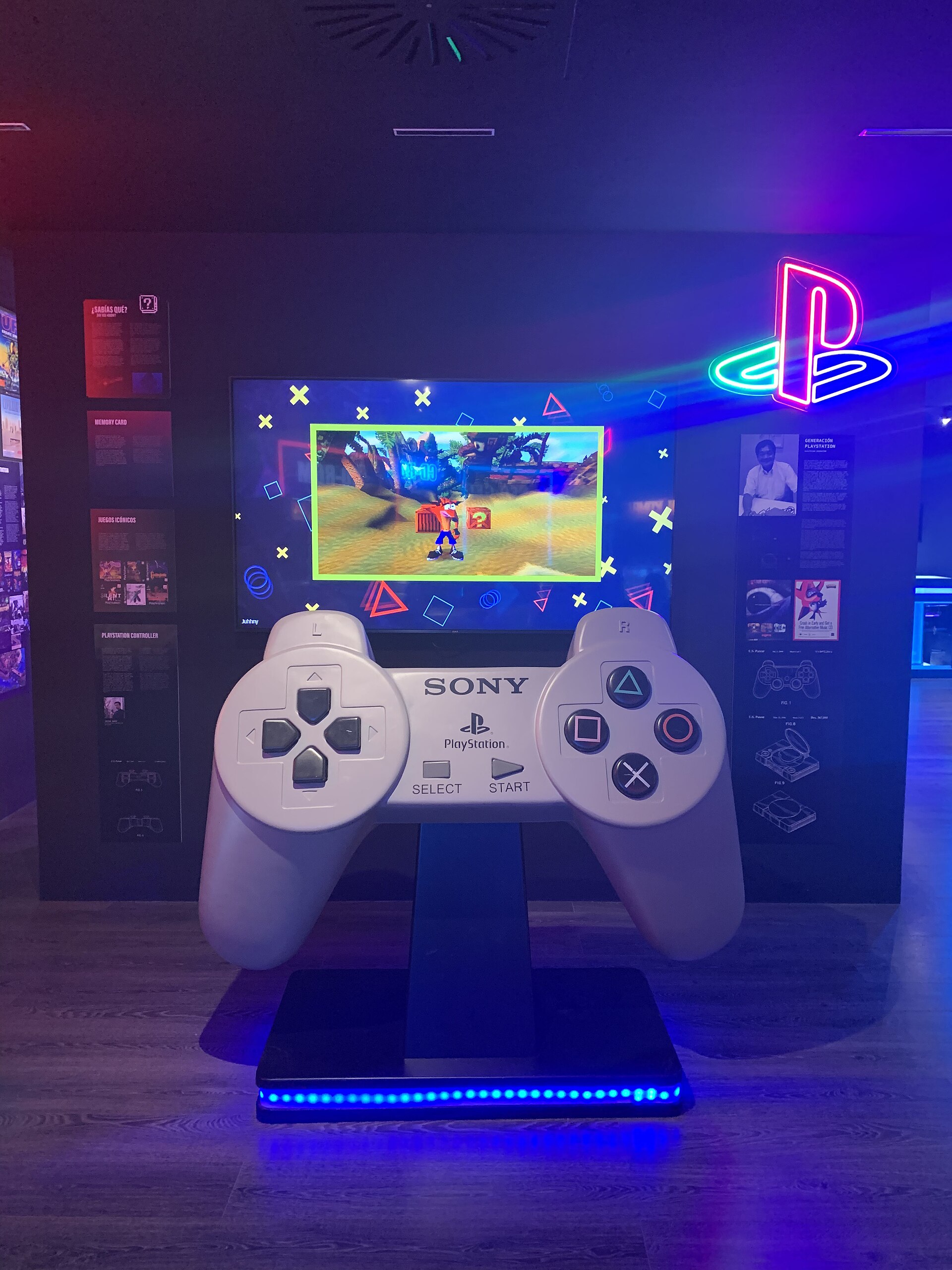 Mando funcional gigante de la Play Station. Es una replica del primer control lanzado por Sony Computer Entertainment para su consola. Se encuentra en el OXO Museo del Videojuego d