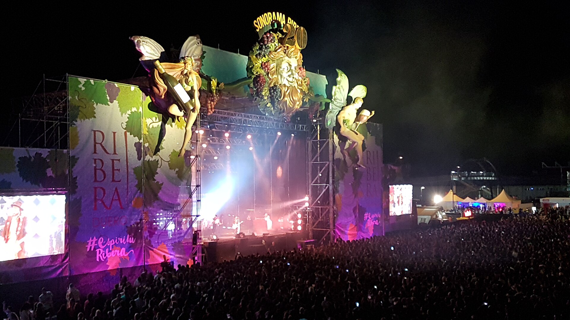 El cantante español Leiva, durante su actuación en el escenario principal del Festival Sonorama Ribera 2018, el Viernes 11 de agosto de 2017, en Aranda de Duero (Burgos) España