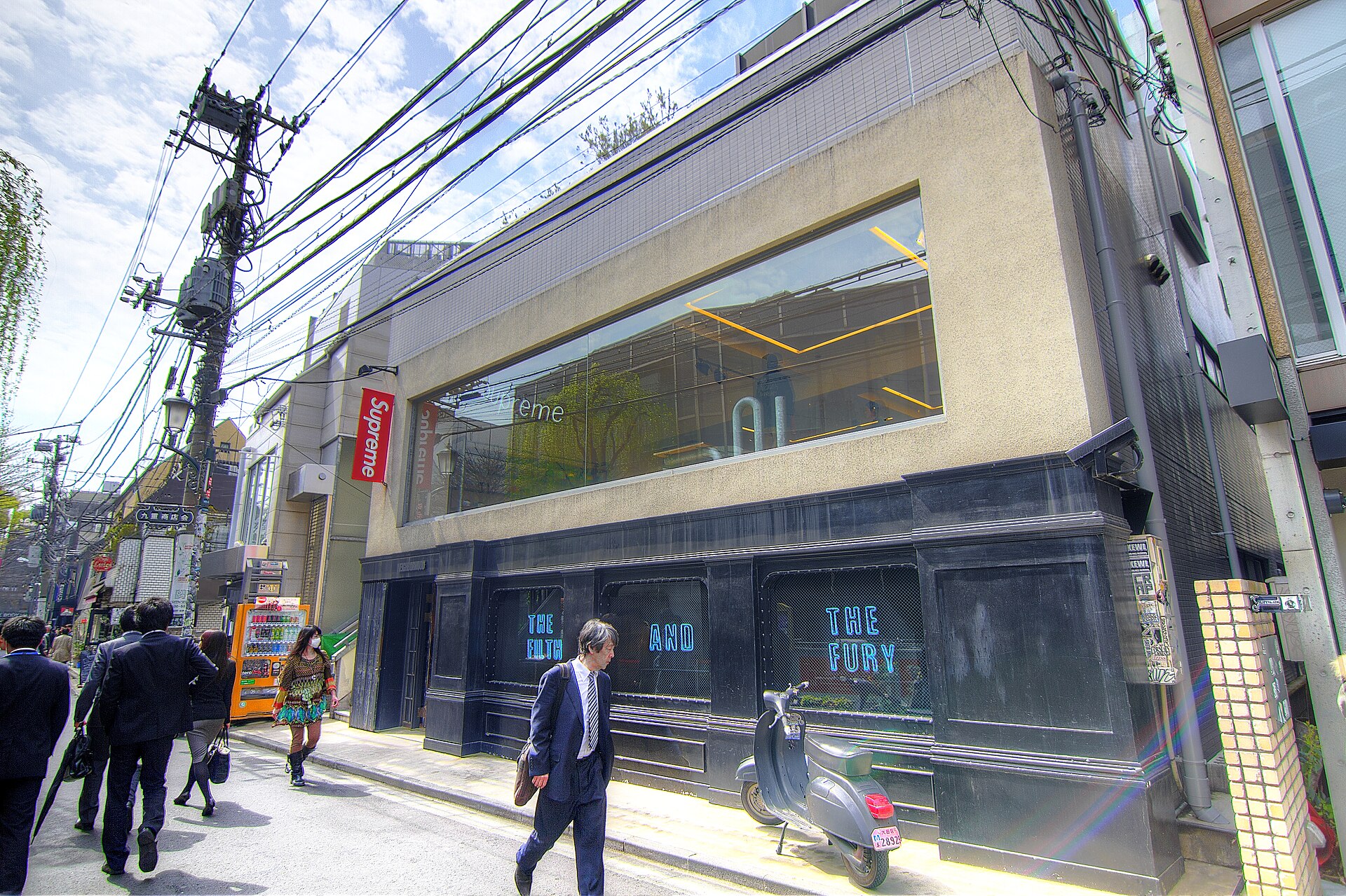 Supreme原宿店(1階部分はNEIGHBORHOOD原宿店)