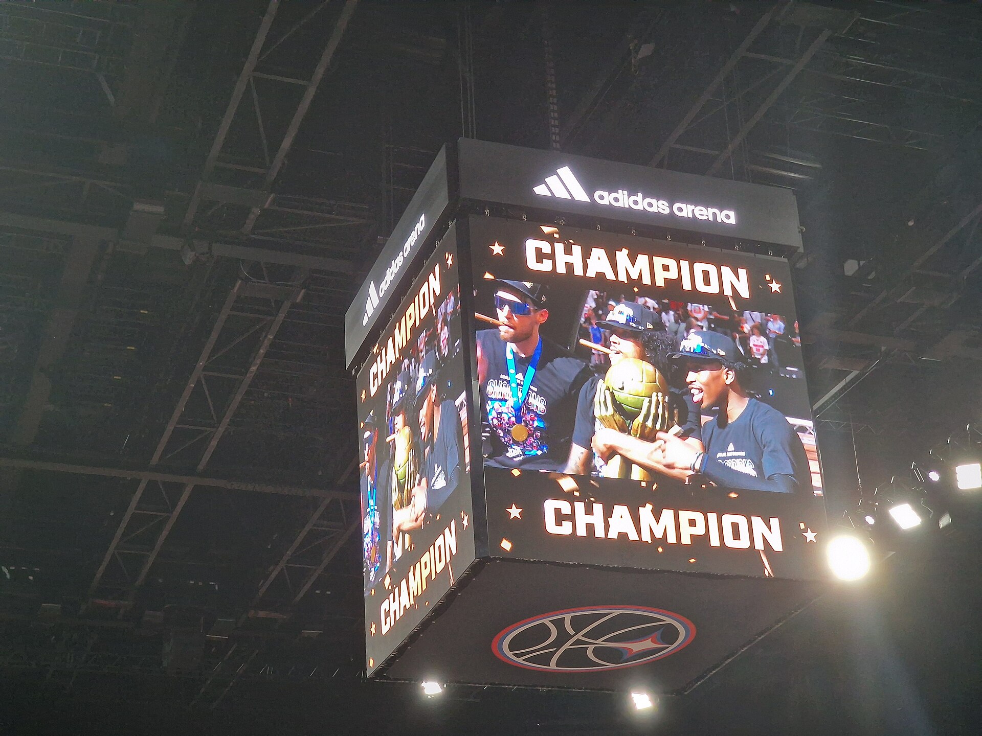 Photo illustrant le titre de champions du Paris Basketball : TJ Shorts, Tyson Ward et Sebastian Herrera tiennent le trophée