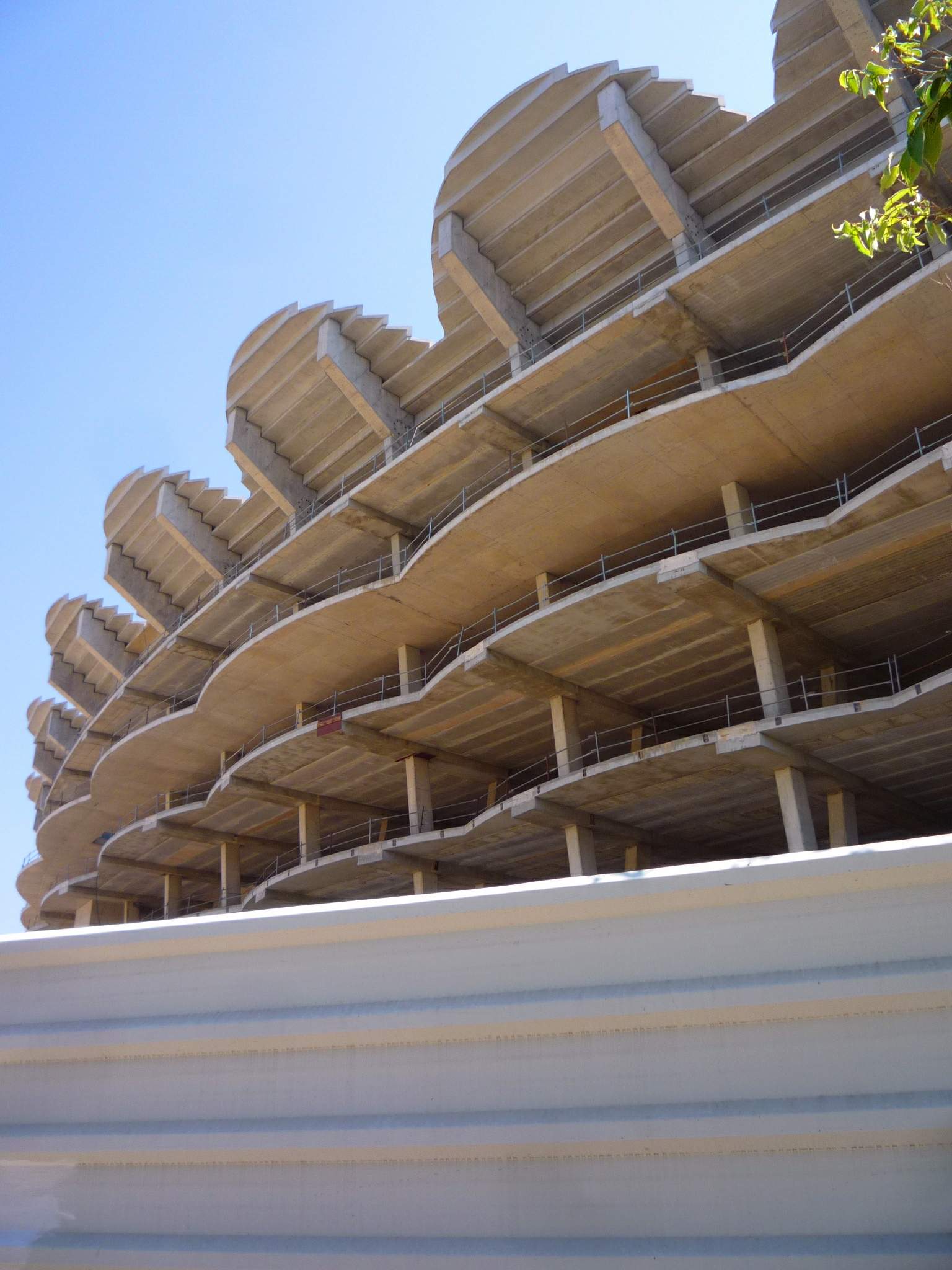 El estadio Nou Mestalla, abandonado a medio construir desde el año 2009, en Valencia (¡dónde, si no!)