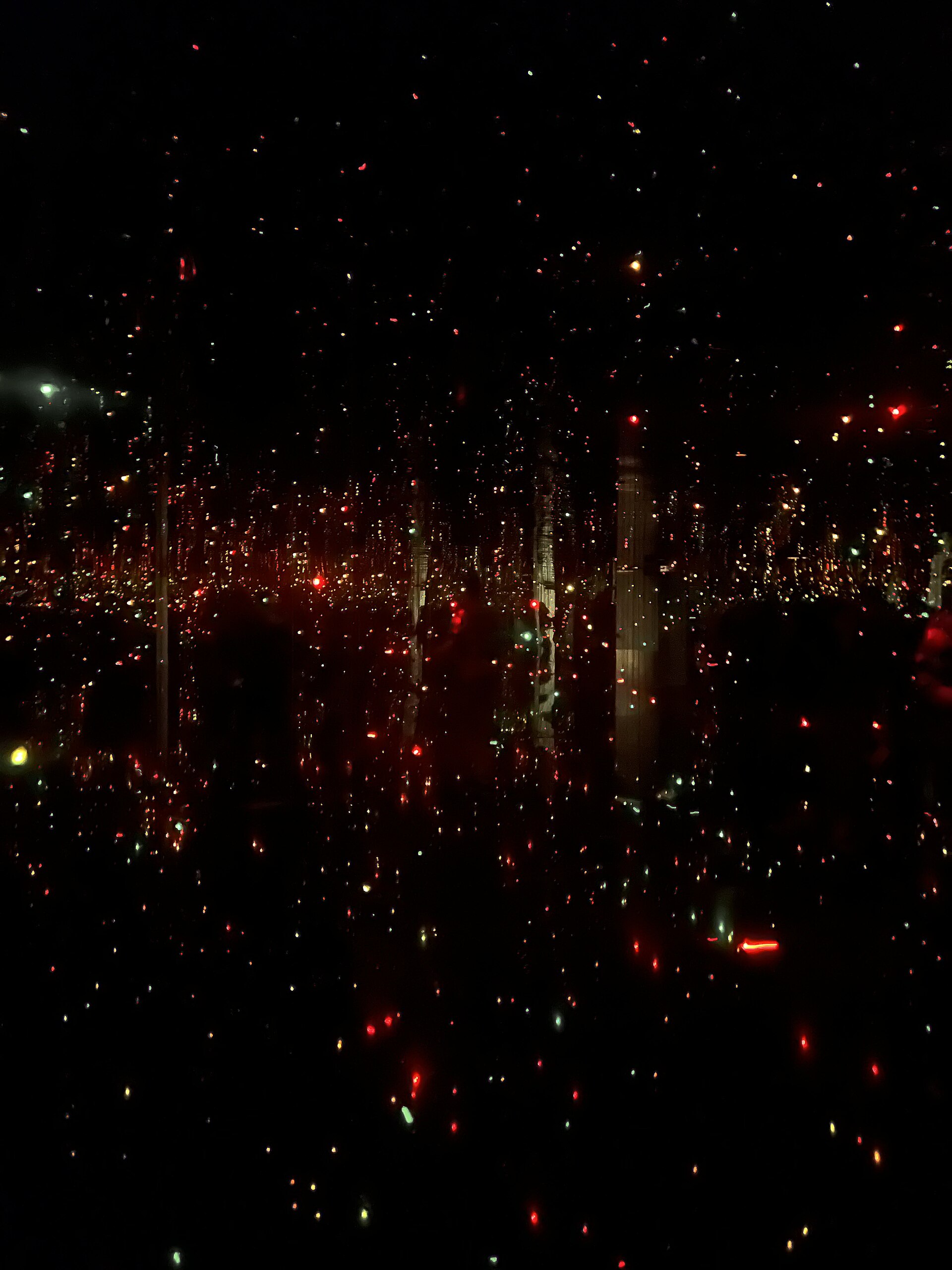 Obra artística dentro de un espacio cubierto de espejos y cordones de LED suspendidos del techo. Instalación creada por la artista japonesa Yayoi Kusama